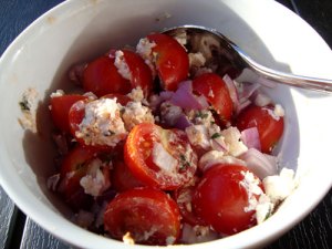 tomatsalat, tomater, cocktailtomater, feta, rødløg, timian